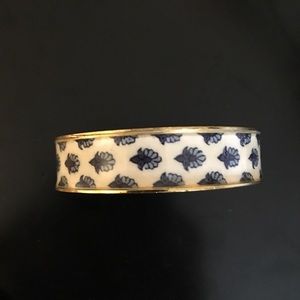 Blue and white pattern metal bracelet